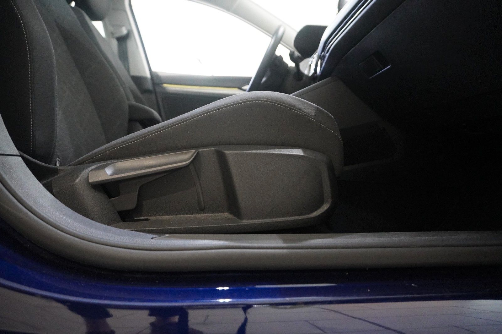 Fahrzeugabbildung Volkswagen Golf VIII Lim. 1.0 E-TSI DSG LIFE NAVI/LED/DAB+