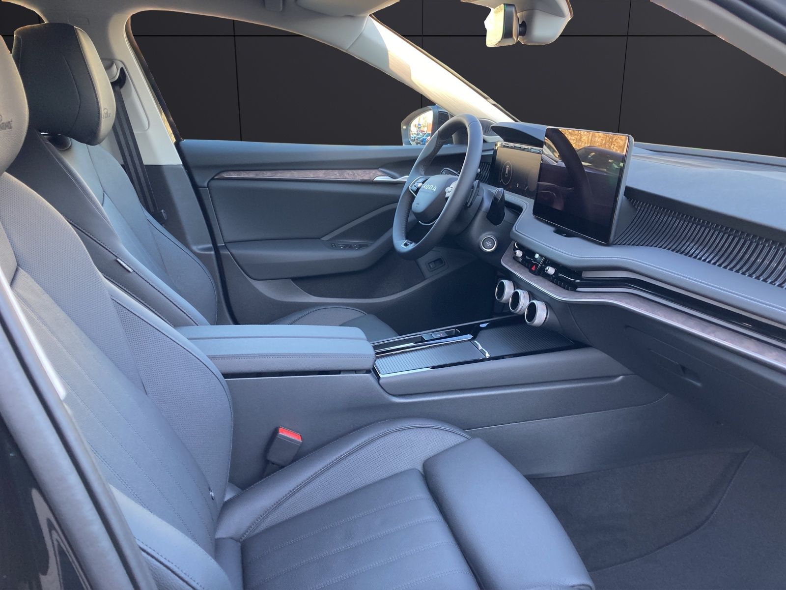 Fahrzeugabbildung SKODA Superb Combi 2.0 TDI L&K, DSG, AZV, Matrix, Navi