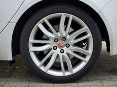 Fahrzeugabbildung XF AWD Automatik