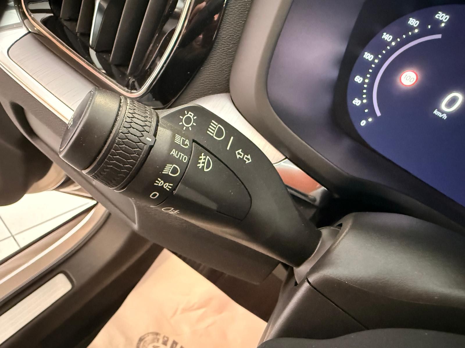 Fahrzeugabbildung Volvo V60 Kombi Core/ 1.HAND/SCHECKHEFT/8.FACH BEREIFT