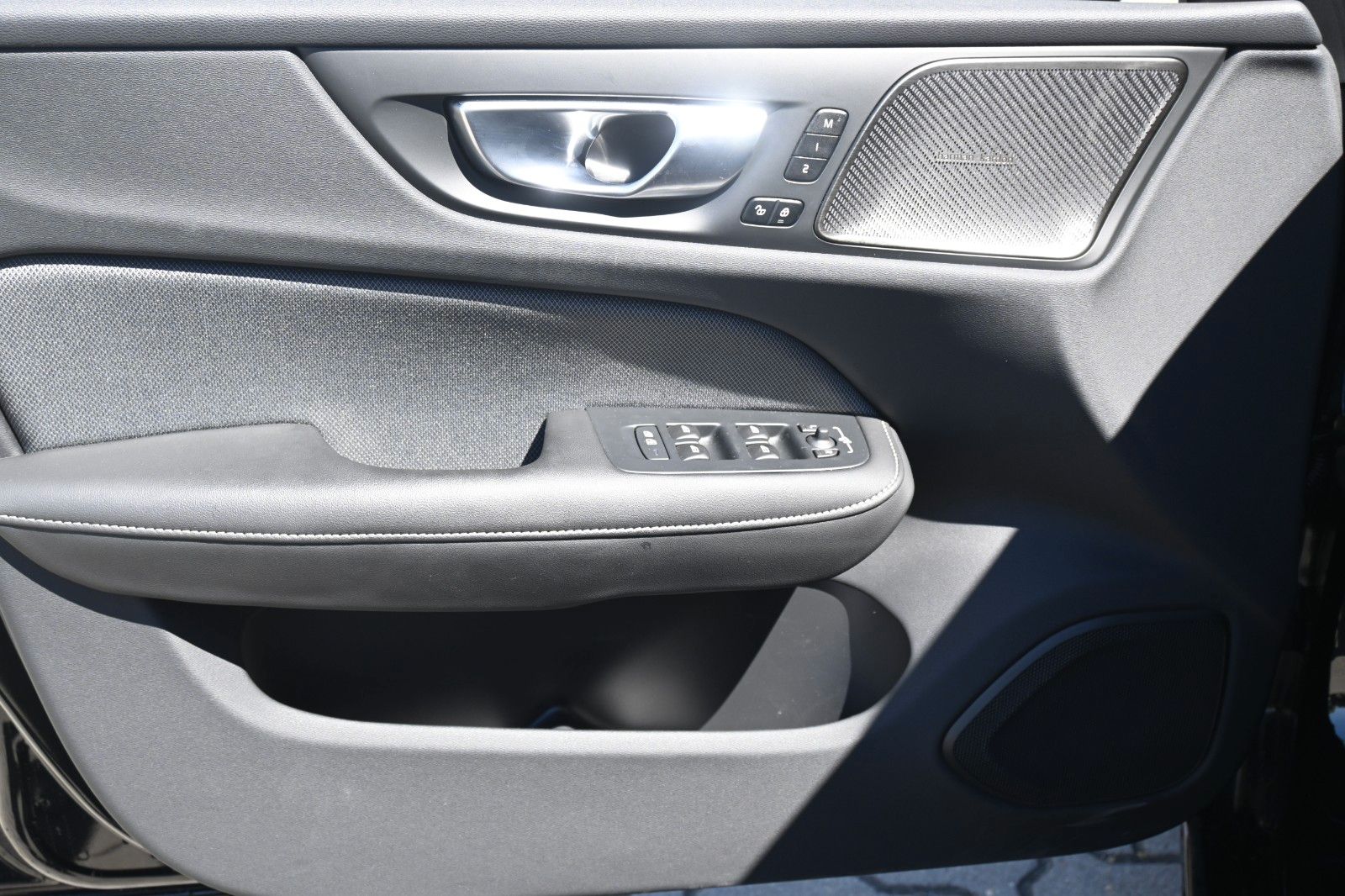 Fahrzeugabbildung Volvo S60 B4 Plus Dark*LED*PANO*STHZ*H&K*360*QI*19"