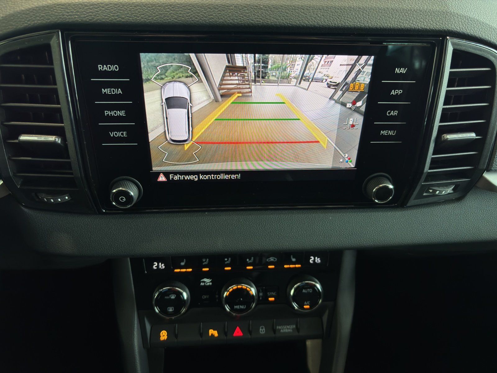 Fahrzeugabbildung SKODA Karoq Tour 1,5 TSI 110 kW DSG MATRIX/AHK/ACC/NAV