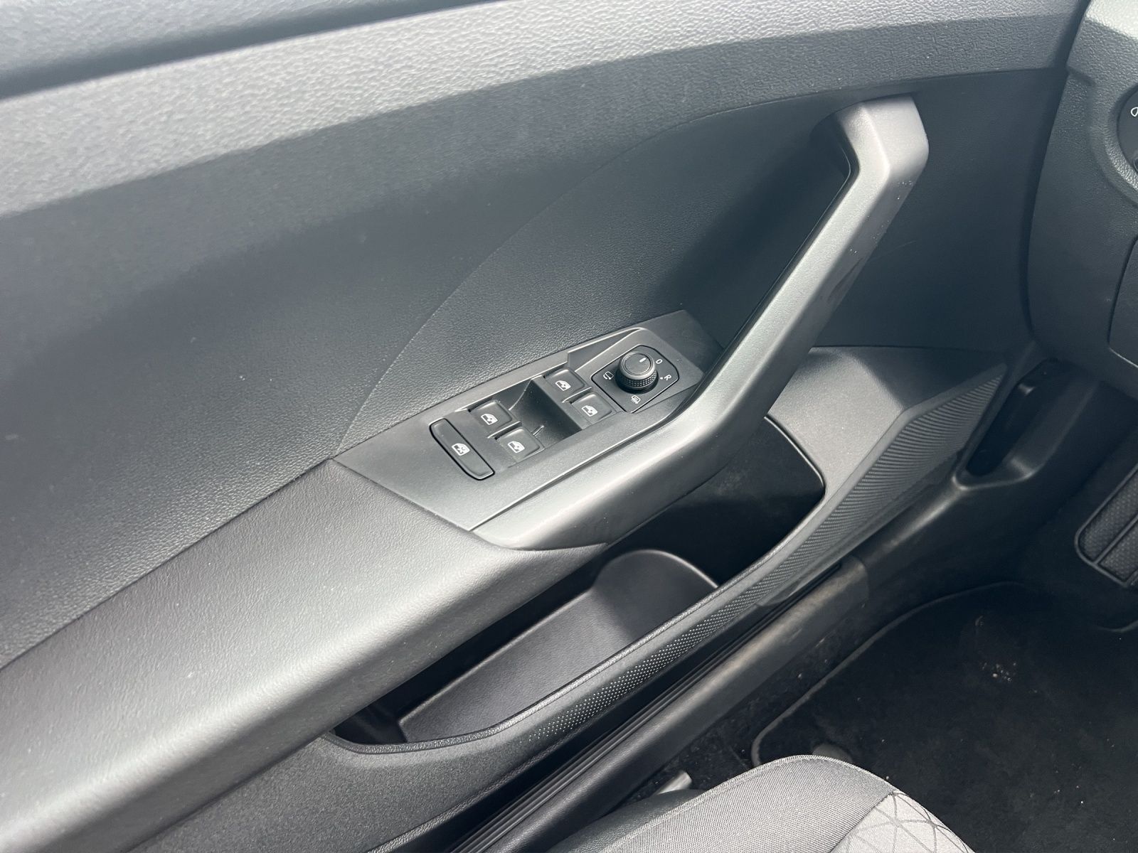 Fahrzeugabbildung Volkswagen T-Cross Life TSI LED ACC SHZ PDC WeConnect