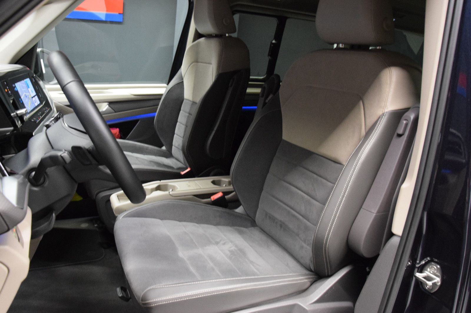 Fahrzeugabbildung Volkswagen T7 Multivan lang HUD ACC HK  Ambi. Matrix 7 Sitz