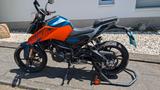 KTM Duke 125 Naked Bike mit Akra-Auspuff - Angebote