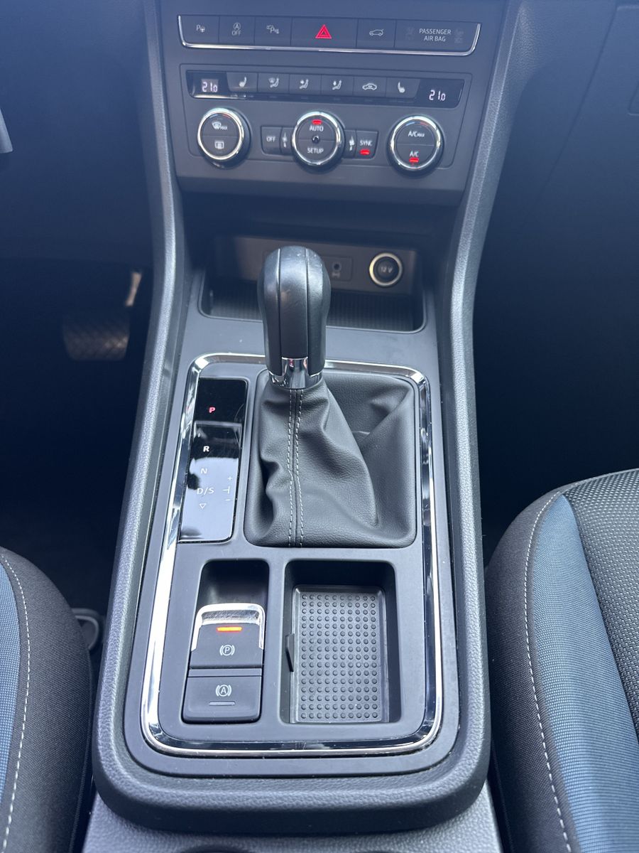 Fahrzeugabbildung SEAT Ateca 1.4 TSI DSG Style NAV+LED+360°+AHK