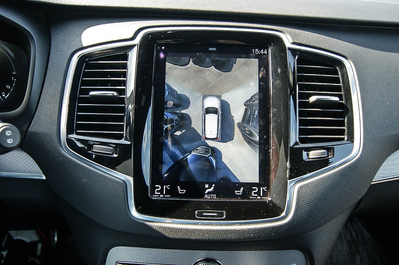 Fahrzeugabbildung Volvo XC90 T8 Hybrid R-DESIGN AWD 22-ZOLL STANDHEIZUNG