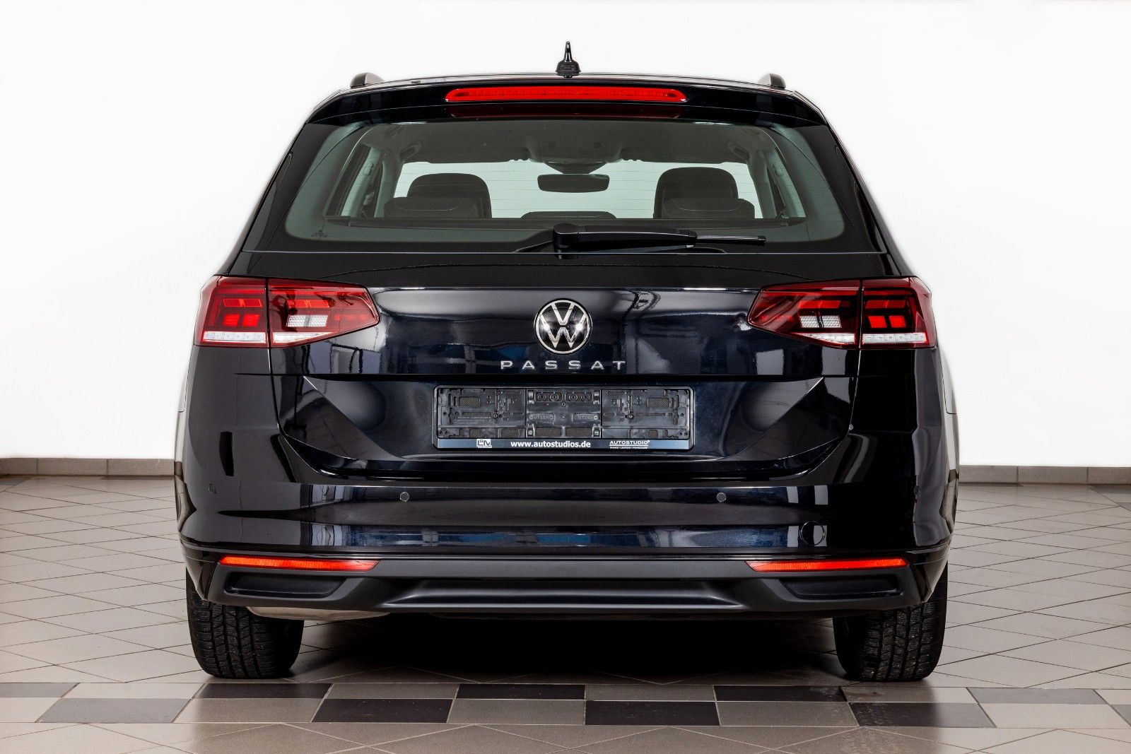 Volkswagen Passat Variant Business AHK imagem 3