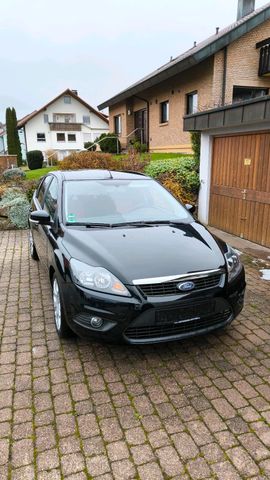 Ford Focus 1.6 TÜV NEU 8 Fach bereift AHK