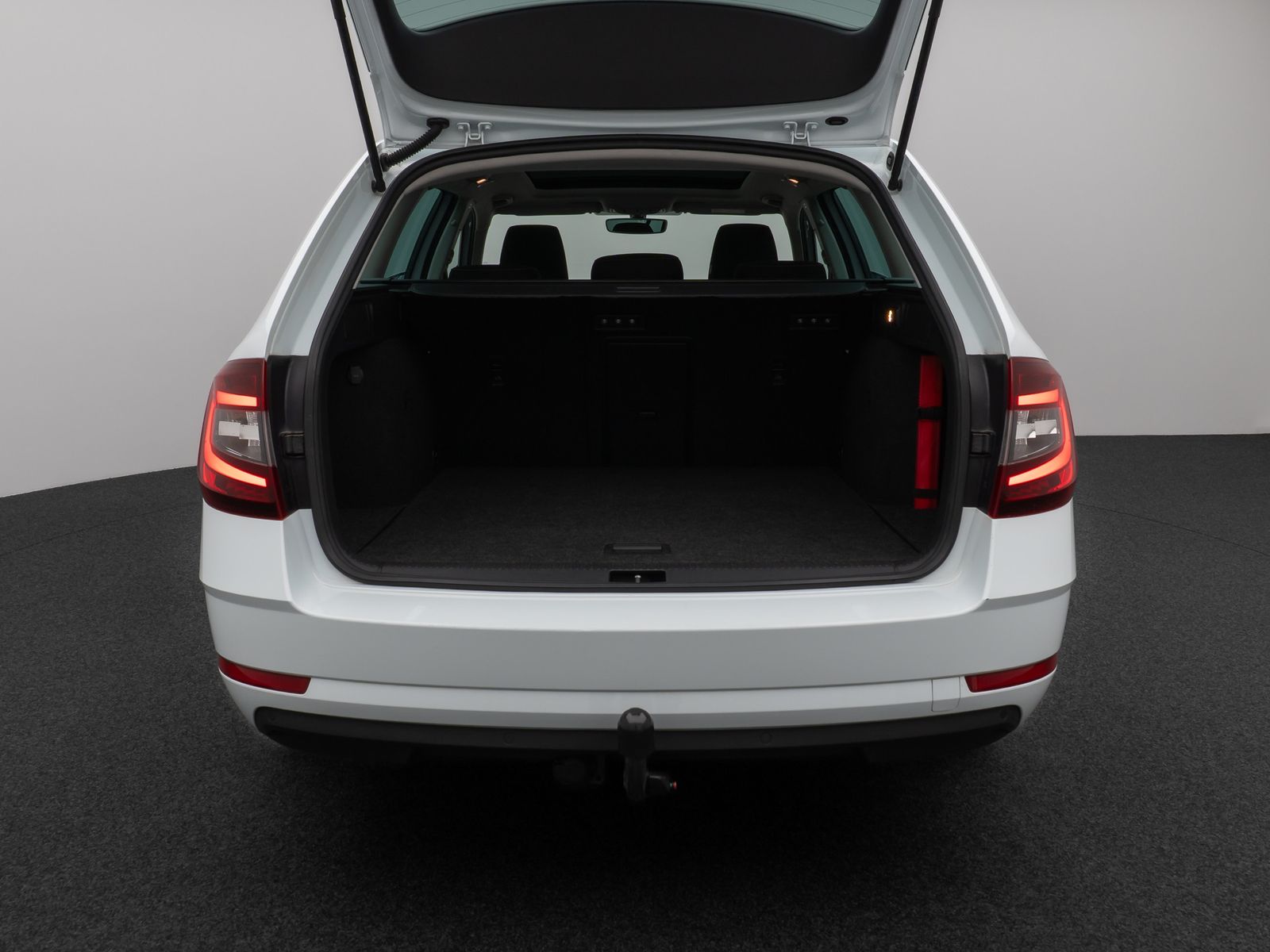 Fahrzeugabbildung SKODA Octavia Combi Clever 4x4 Aut. Panorama AHK 8Fach