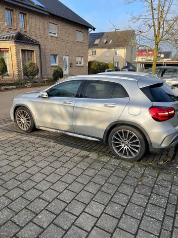 MERCEDES-BENZ GLA 250 4MATIC DCT -