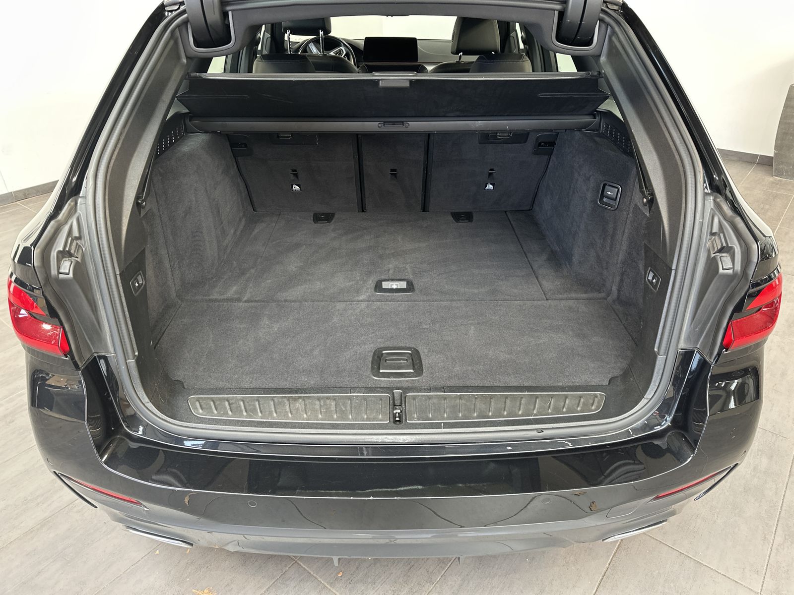 Fahrzeugabbildung BMW 520d Touring xDrive M-Sport NAV+LED+ACC+HIFI+DDC