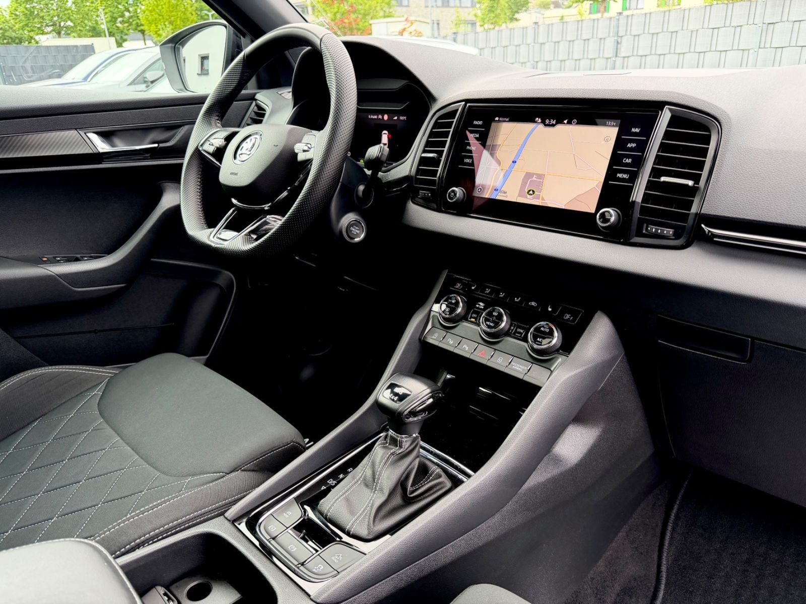 Skoda Karoq Sportline 2.0 TSI DSG 4x4 PANO LED ACC AHK foto 12