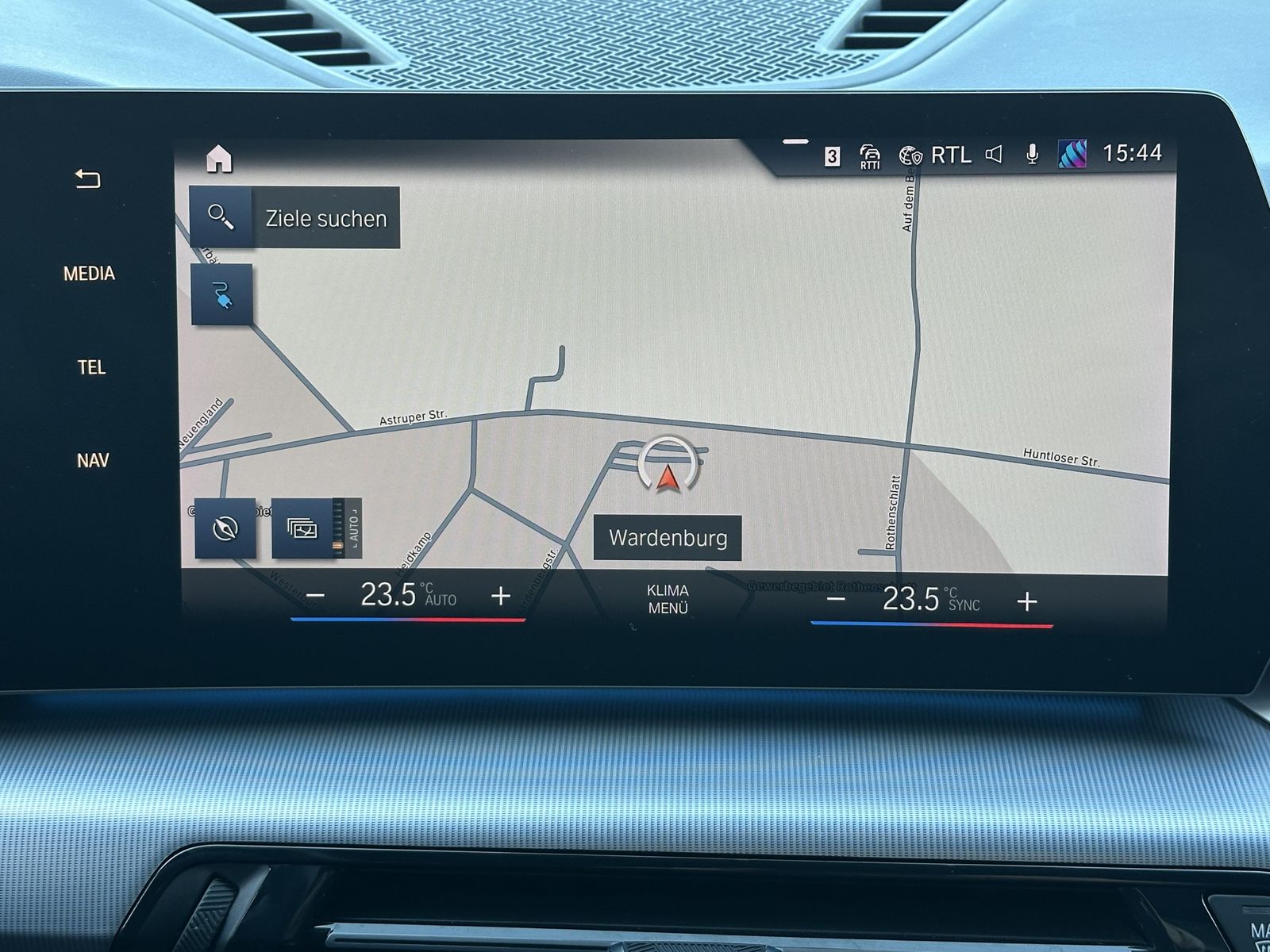 Fahrzeugabbildung BMW iX1 30 xDrive M-Sport NAV+LED+PANO+AHK+19ZO+360°