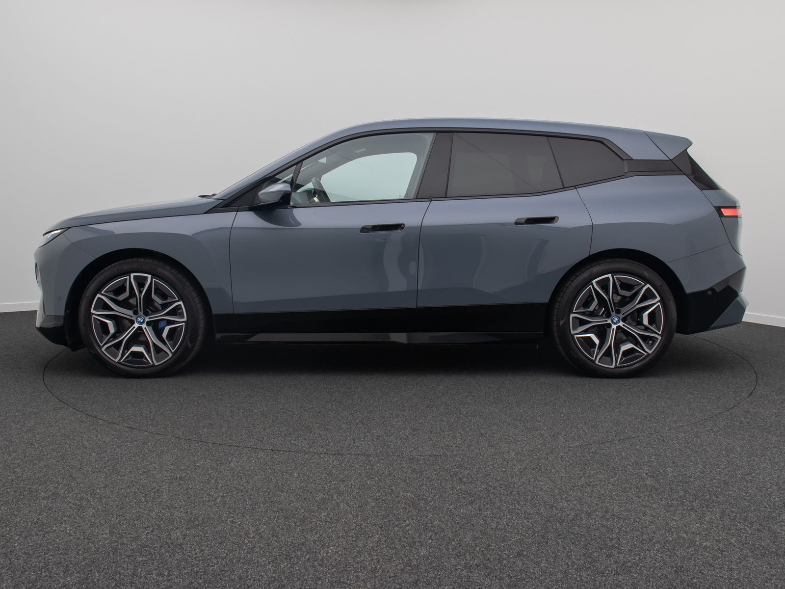 Fahrzeugabbildung BMW iX xD50 360°Laser B&W SoftC SkyLounge DAB 22Zoll