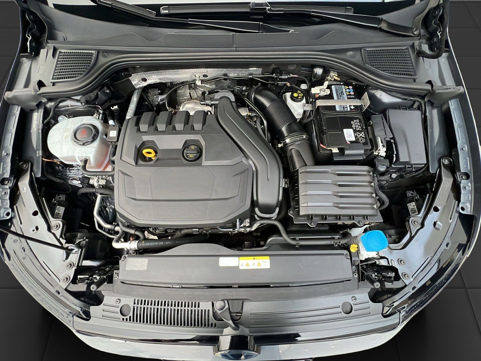 Golf VIII Variant R-Line 1.5 l eTSI DSG AHK*Navi