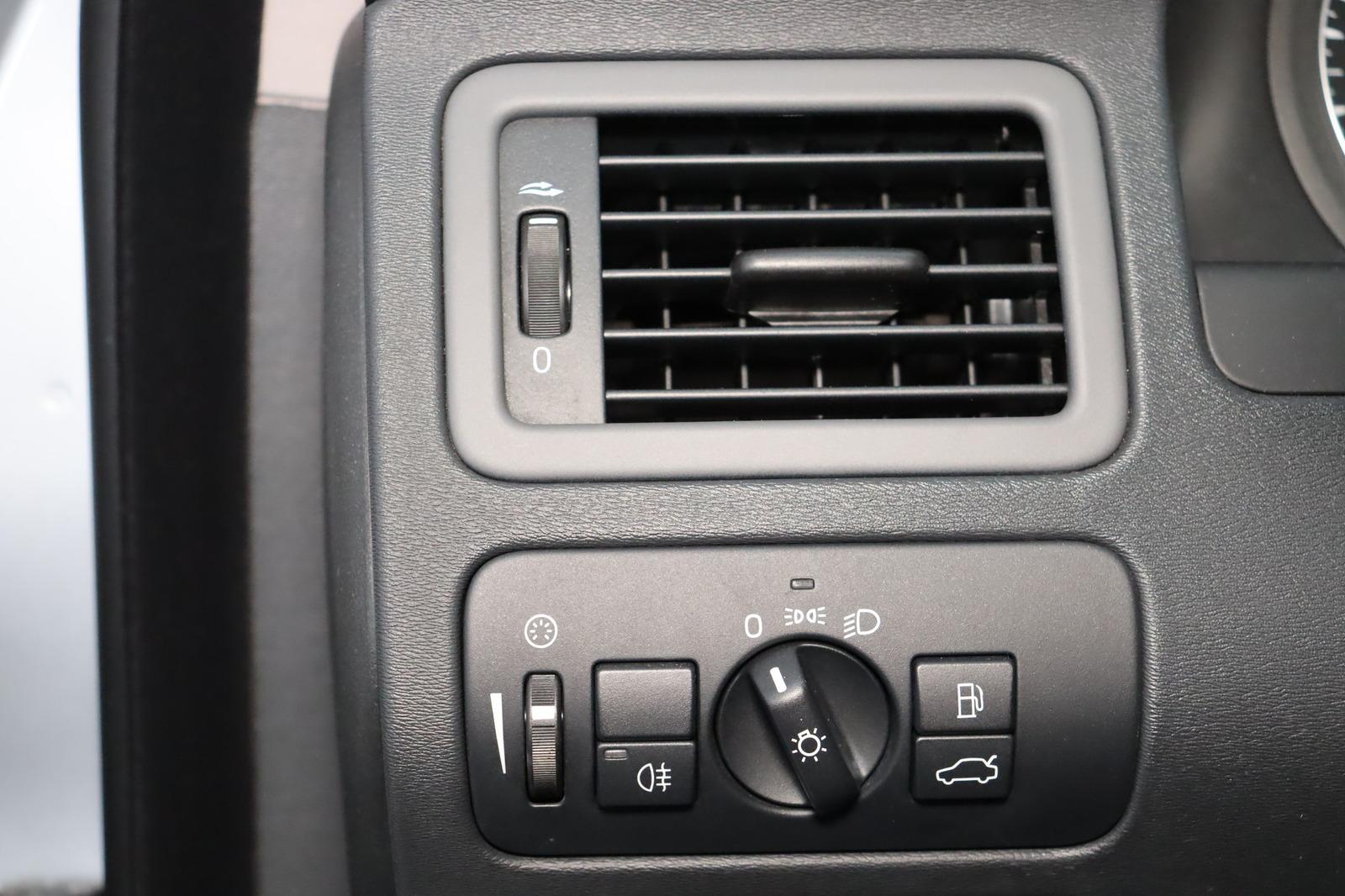 Volvo V70 2010 — photo 20