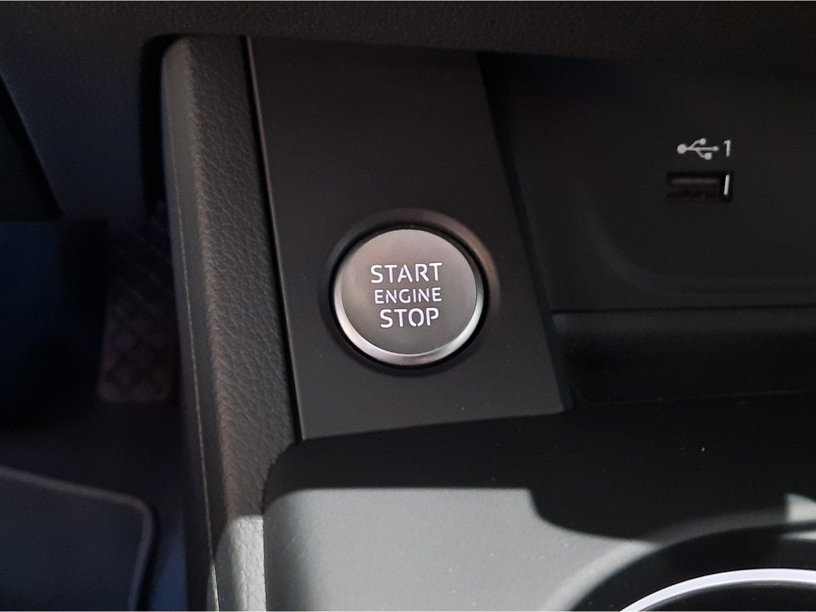 Fahrzeugabbildung Audi A4 Avant 30 TDI advanced S-tronic *AHK*LED*Navi*