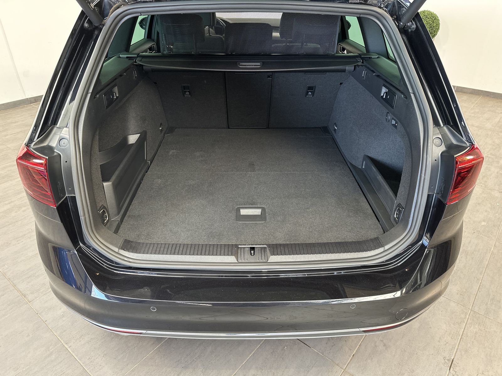 Fahrzeugabbildung Volkswagen Passat Variant GTE NAV+LED+AHK+HEADUP+DCC+18ZOLL