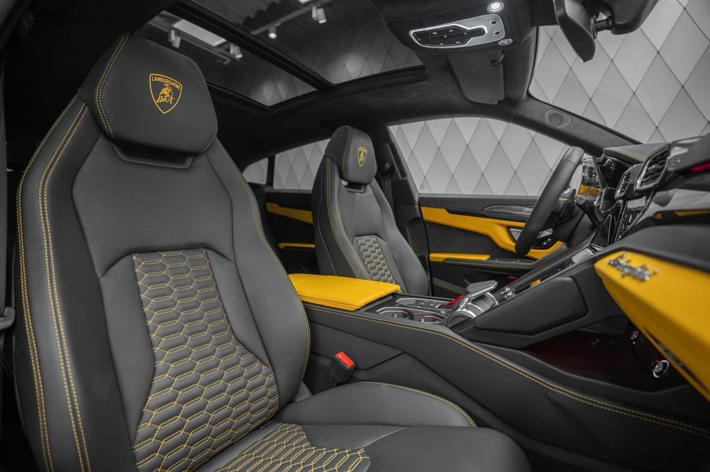 Urus 4.0 V8 S YELLOW/BLACK YELLOW PANO B&O - Bild 15