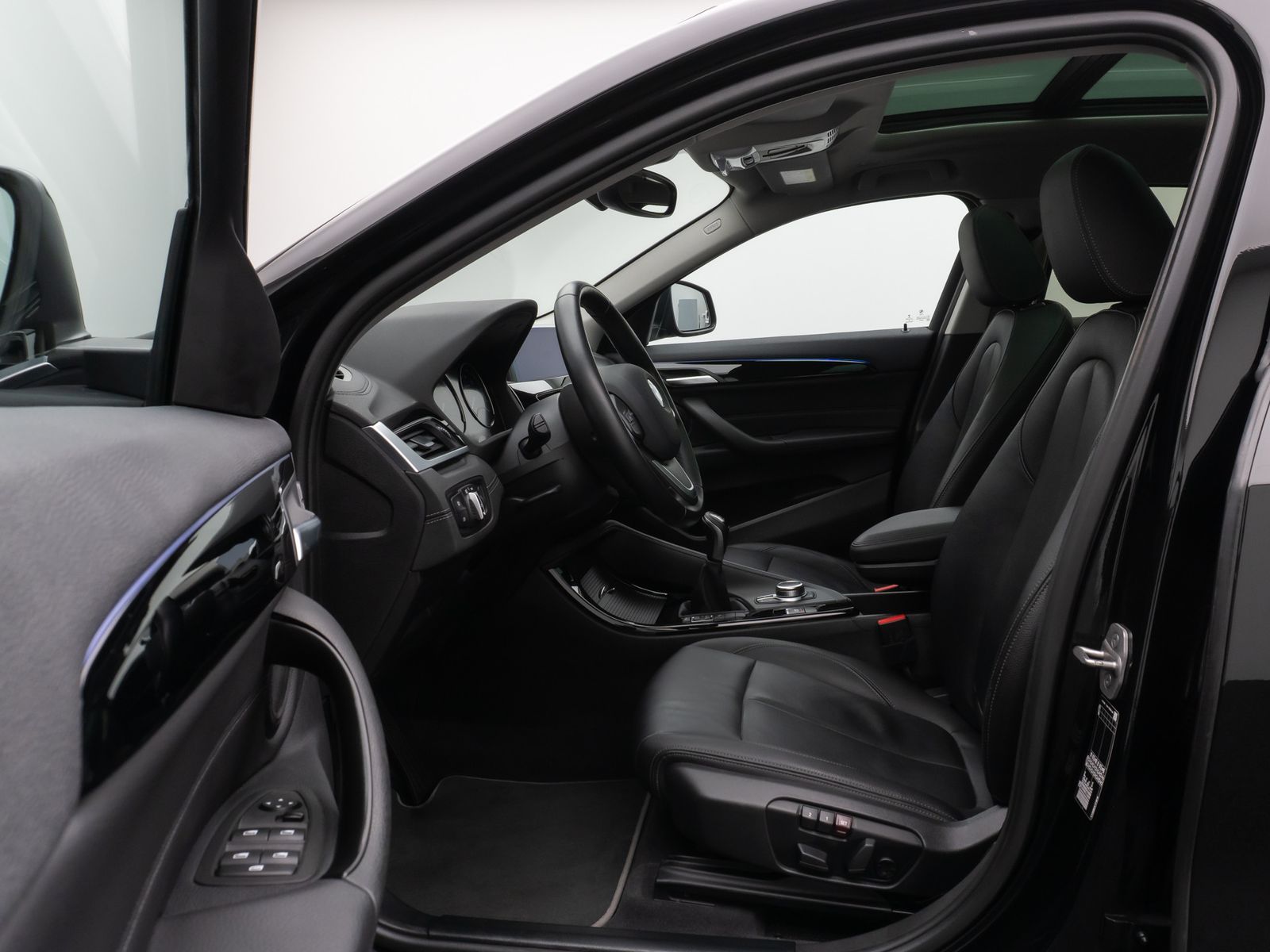 Fahrzeugabbildung BMW X2 sD18i Panorama Parkassist DAB HiFi AHK LED