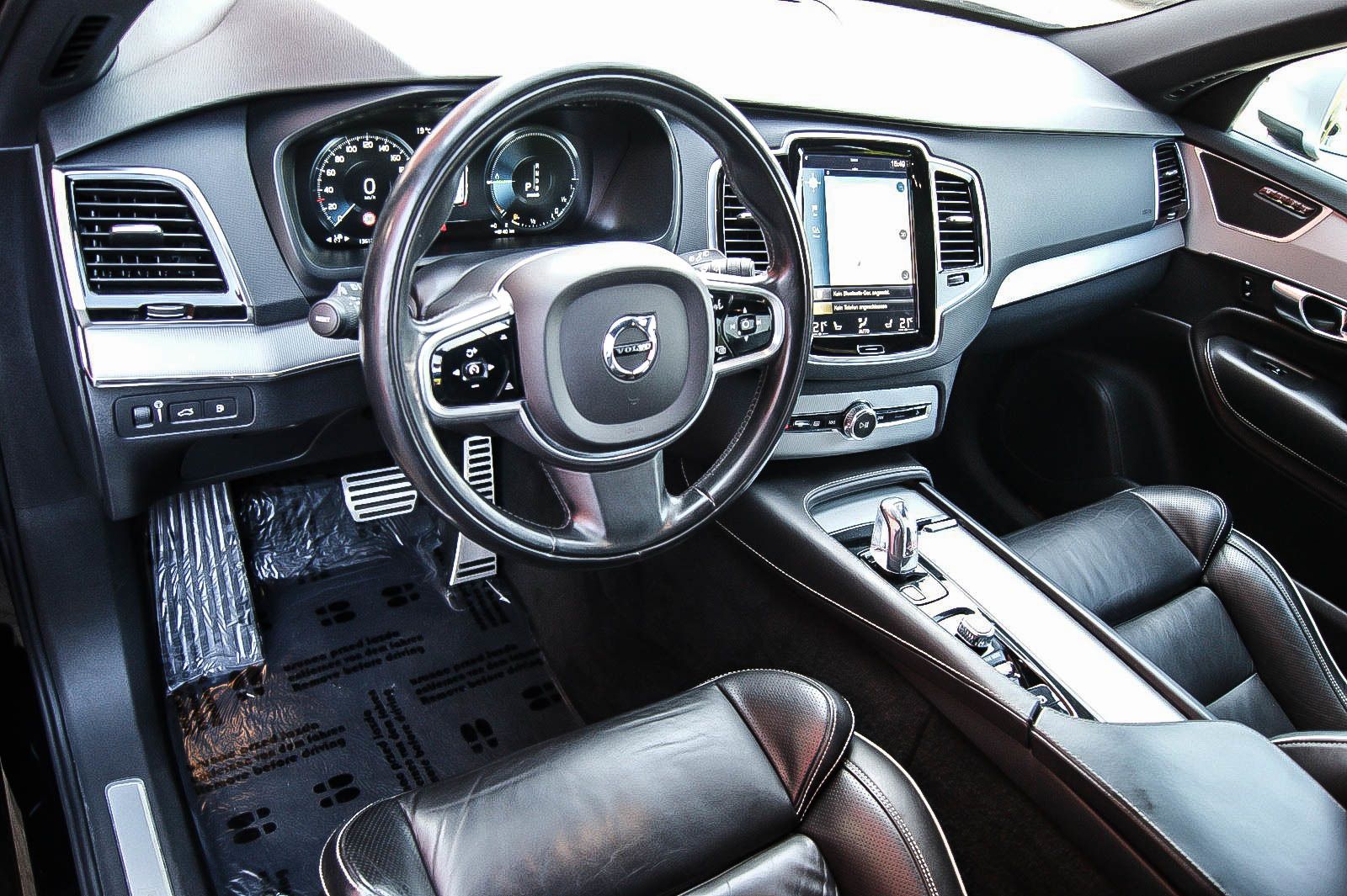 Fahrzeugabbildung Volvo XC90 T8 Hybrid R-DESIGN AWD 22-ZOLL STANDHEIZUNG