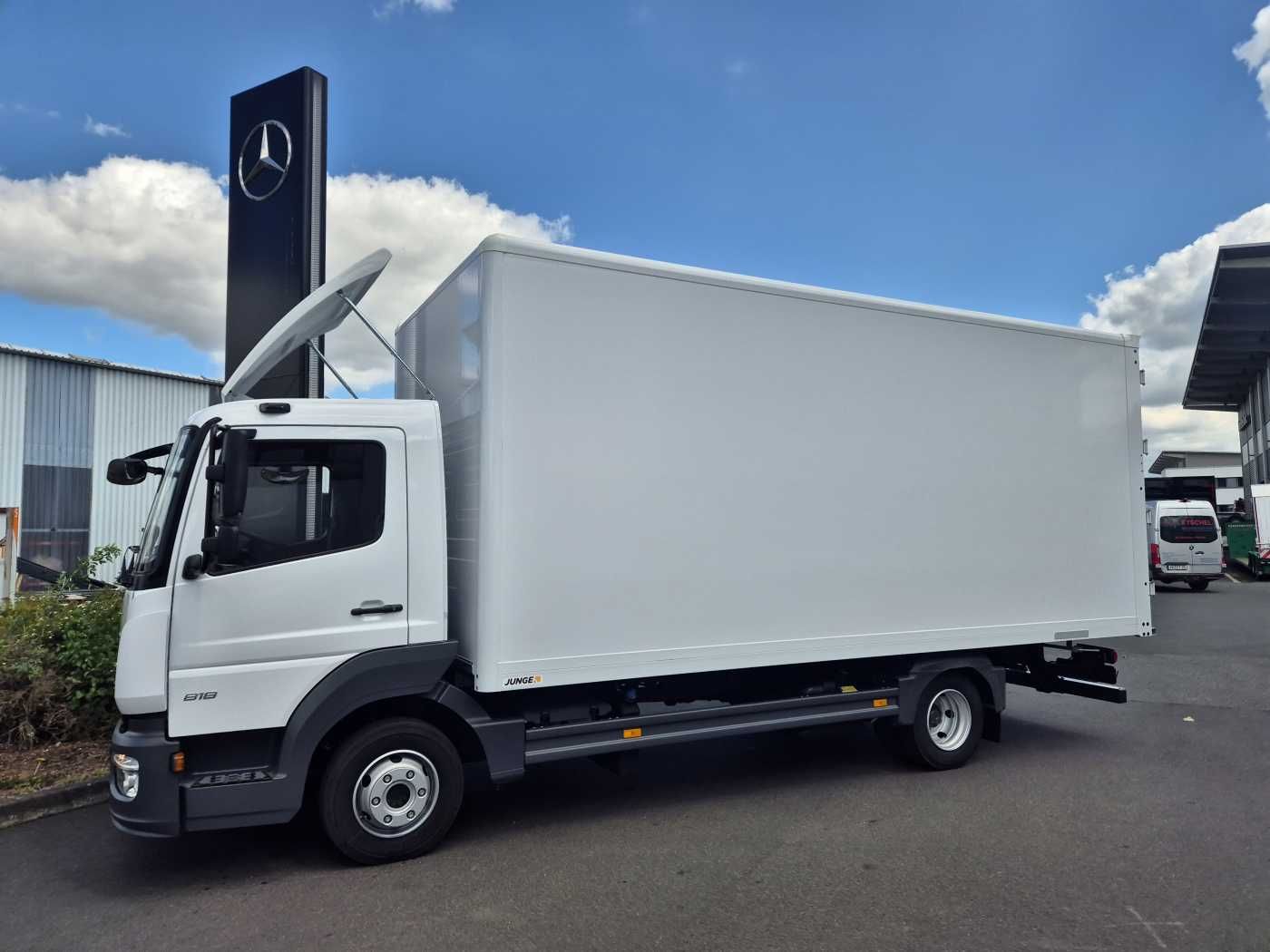 Fahrzeugabbildung Mercedes-Benz Atego 818 L Koffer, 4 Stück vorhanden