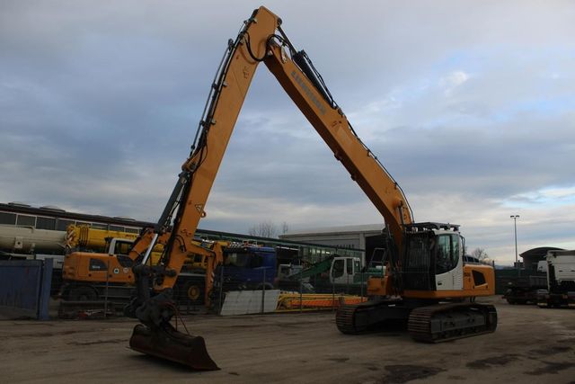 Liebherr R 926 LC MULTI USER BÖSCHUNGSBAGGER Nr.: 675