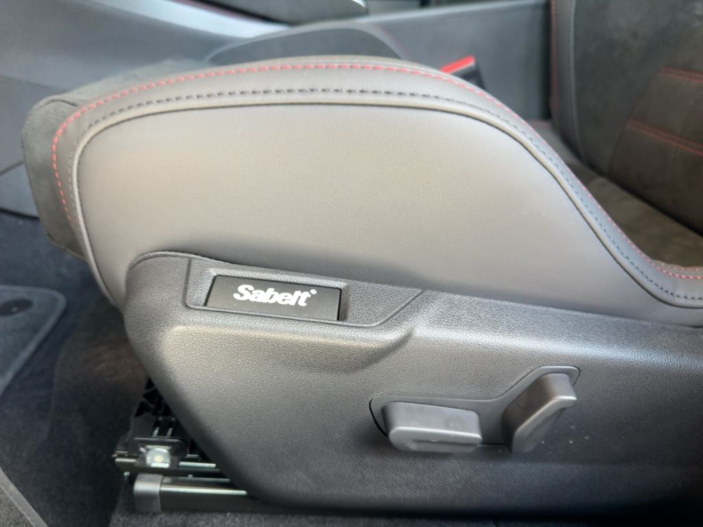 Fahrzeugabbildung Alfa Romeo Junior 145 PS Ibrida Q4 Allrad, P-Dach, 18'', Ma