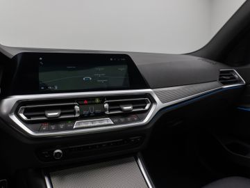 Fahrzeugabbildung BMW 330e M Sport Panorama Kamera HUD DAB HiFi Komfor
