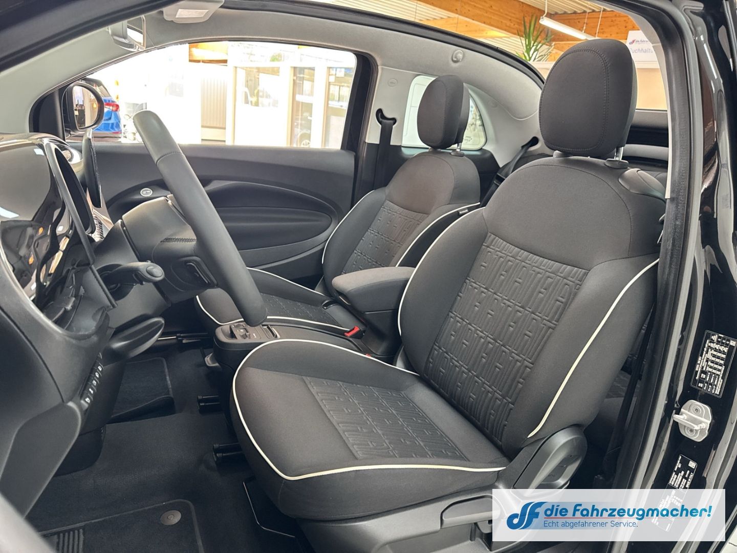 Fahrzeugabbildung Fiat 500 e Navi Soundsystem Apple CarPlay Android Au
