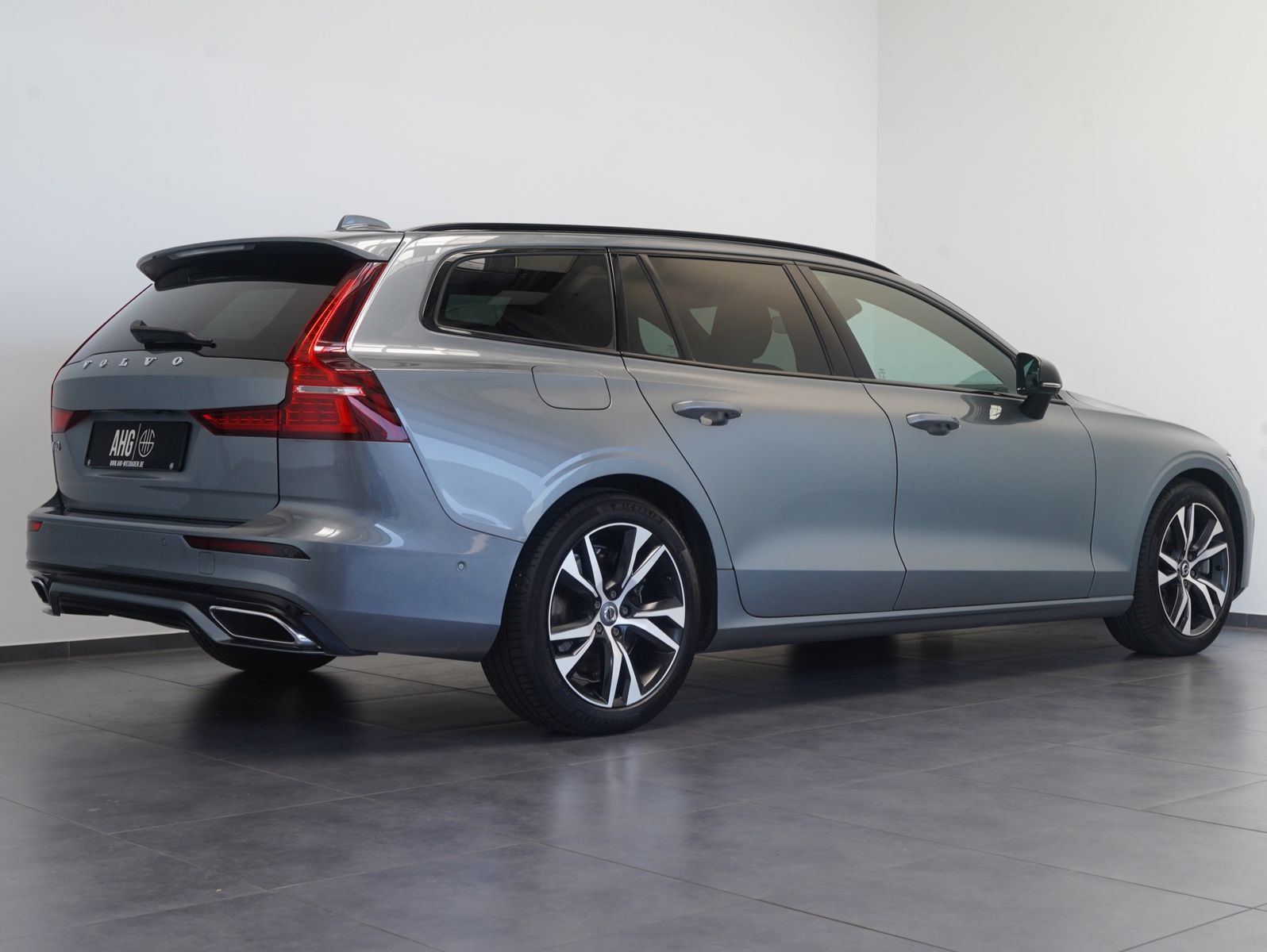 Fahrzeugabbildung Volvo V60 T6 AWD Recharge Plug-In R Design INTELLISAFE