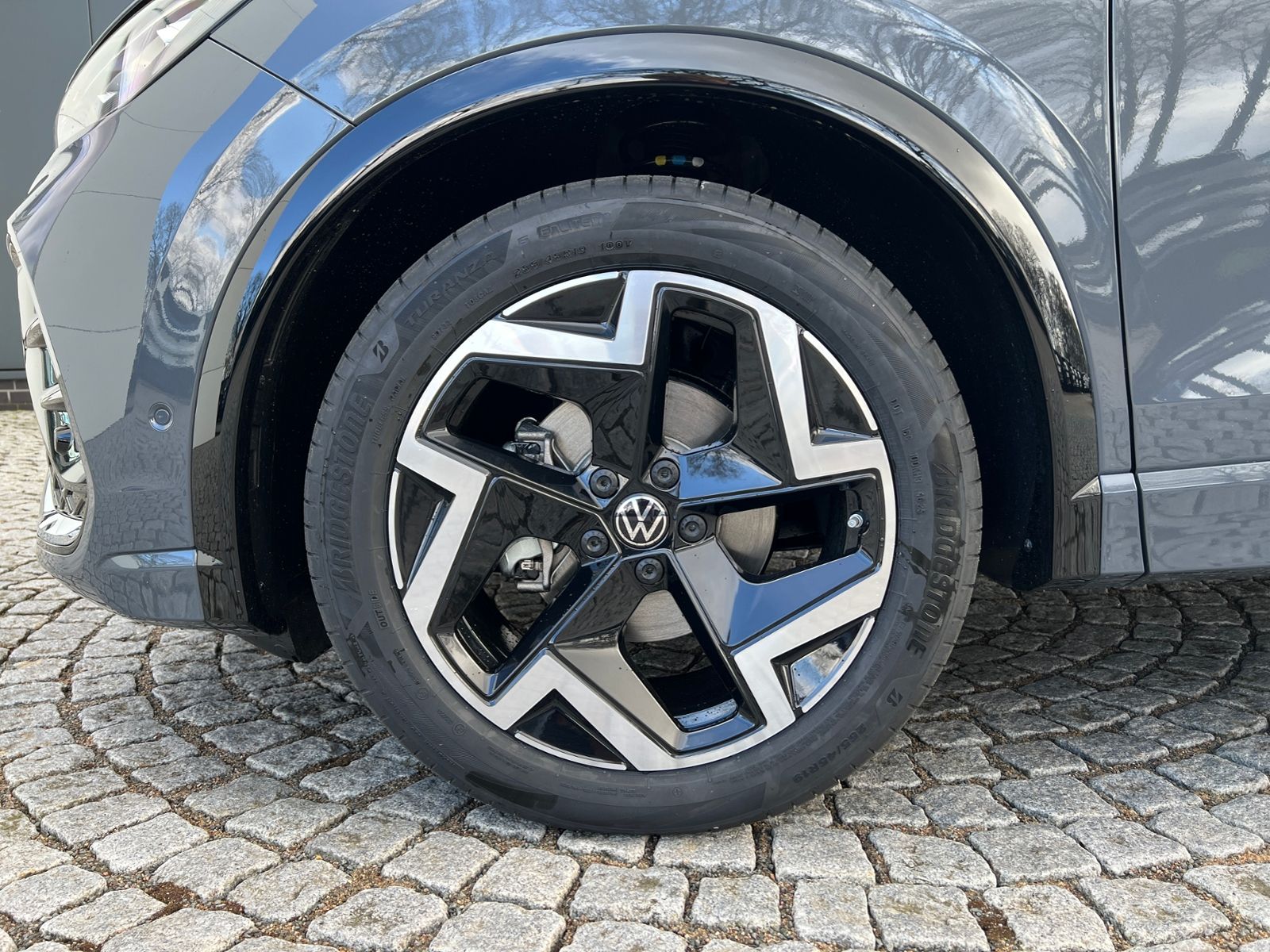 Fahrzeugabbildung Volkswagen Tiguan R-Line 1.5 eTSI DSG *AHK, ACC, IQ.Light,