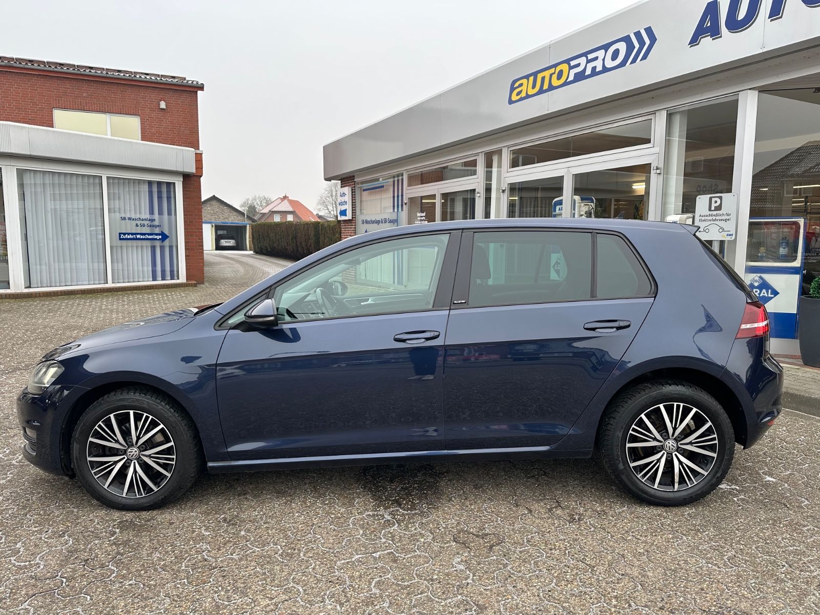 Fahrzeugabbildung Volkswagen Golf VII 1.6 TDI Allstar AHK/BiXenon/BT/GJR