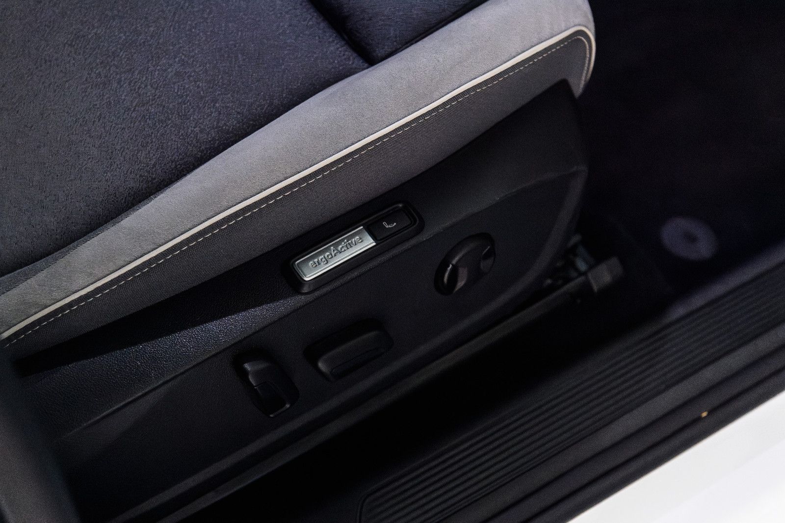 Fahrzeugabbildung Volkswagen ID.3 Pro Performance 150 kW*LED+SHZ+PANORAMA+NAV