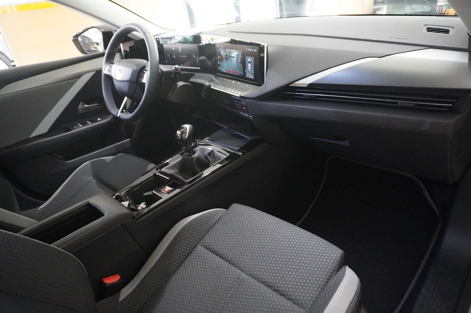 Fahrzeugabbildung Opel Astra L ST 1.2T  LED/NAVI/SHZ/ALU16/KAMERA/ALLWE