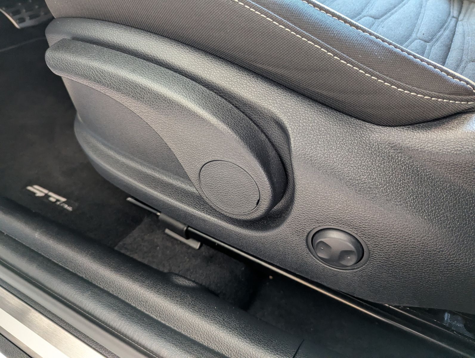 Fahrzeugabbildung Kia Ceed 1.5 GT-Line Limo Perfomance LED JBL Cam 7-J
