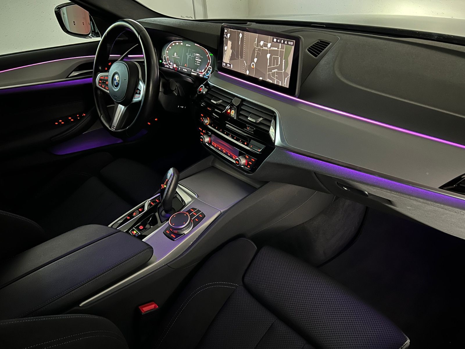 Fahrzeugabbildung BMW 530 e xDrive M SPORT/LASER/HuD/H&K/ACC/AMBI+