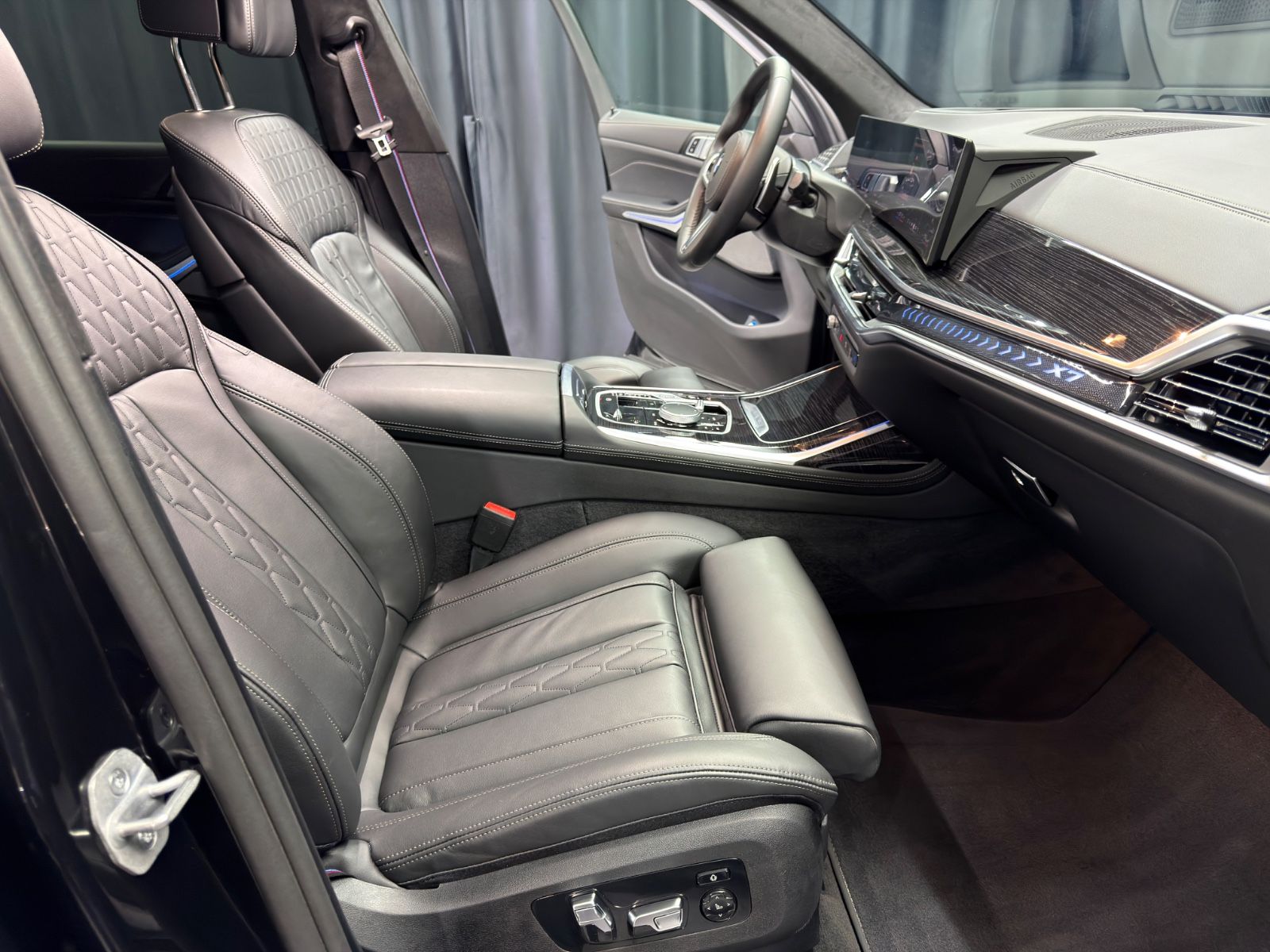 Fahrzeugabbildung BMW X7 xDrive 40d M SPORT PRO|LUFT|PANO|7-SITZER|AHK