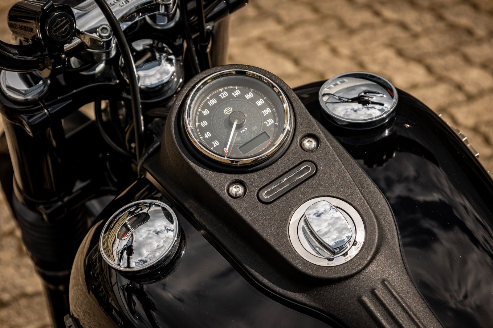 Fahrzeugabbildung Harley-Davidson DYNA STREET BOB FXDB 103 - Vorverlegte Fußrasten