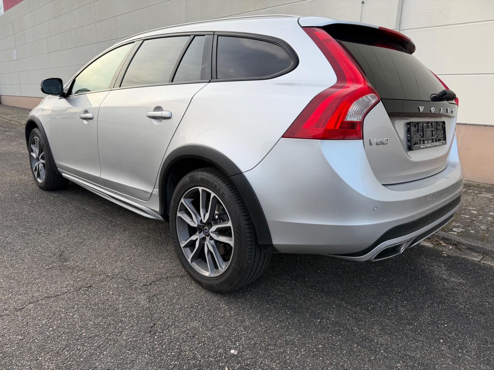 VOLVO V60 CROSS COUNTRY D3 150ch - INTERIEUR CUIR - GPS - SIÈGES CHAUFFANTS -  TOIT PANORAMIQUE