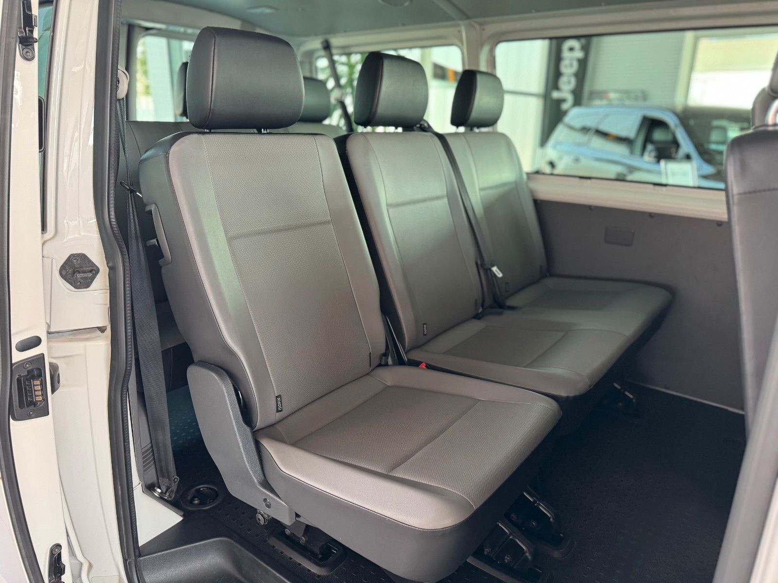 Fahrzeugabbildung Volkswagen T6 Transporter Kombi 2.0 TDI "Klima  9-Sitzer"