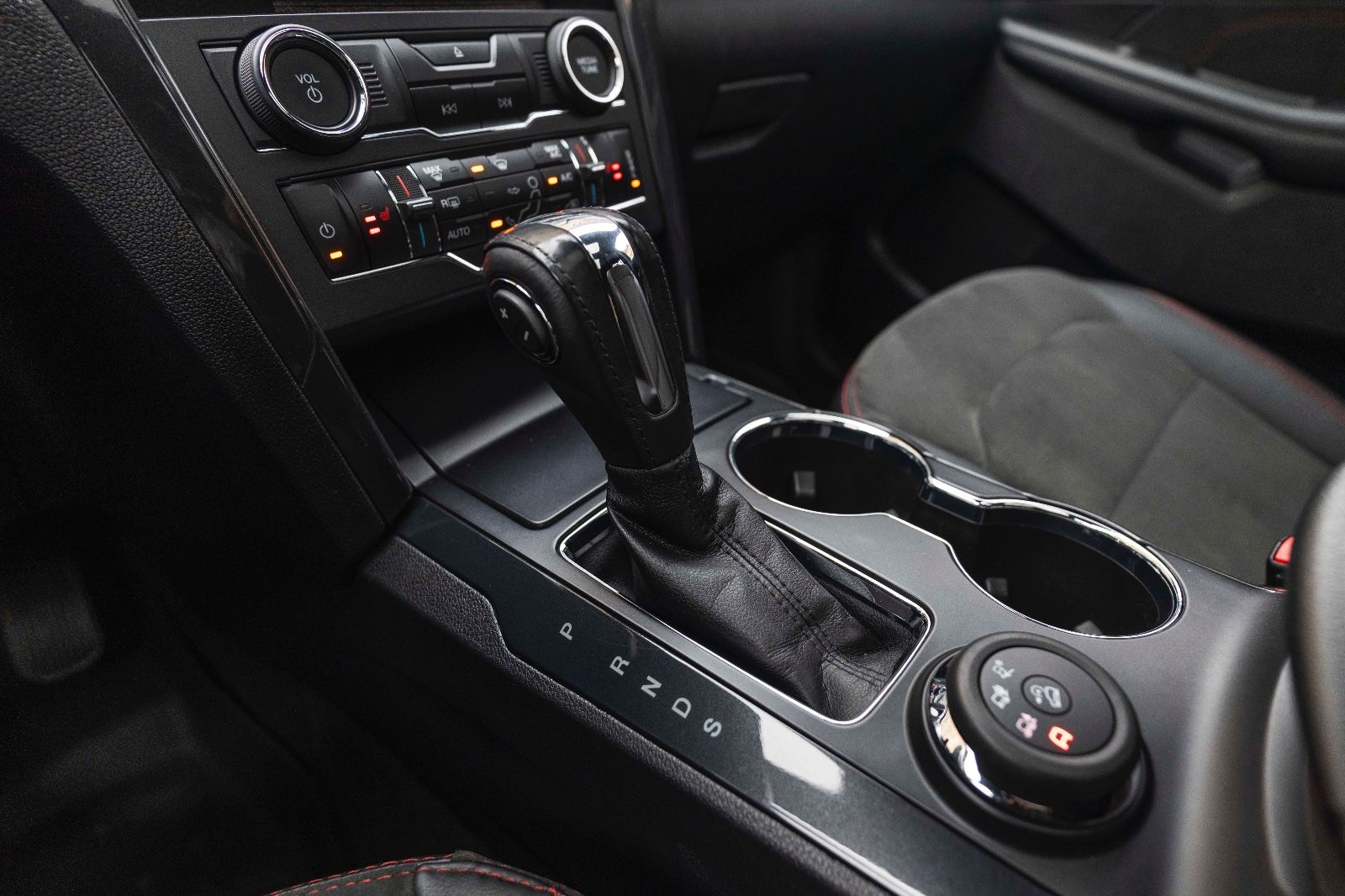 Fahrzeugabbildung Ford Explorer XLT 3,5L 4X4 LPG 6 SITZE KAM NAV