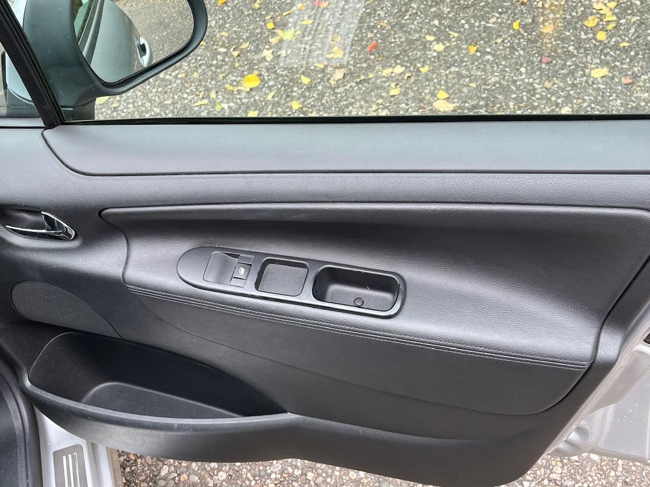 Peugeot 207 2011 — photo 9
