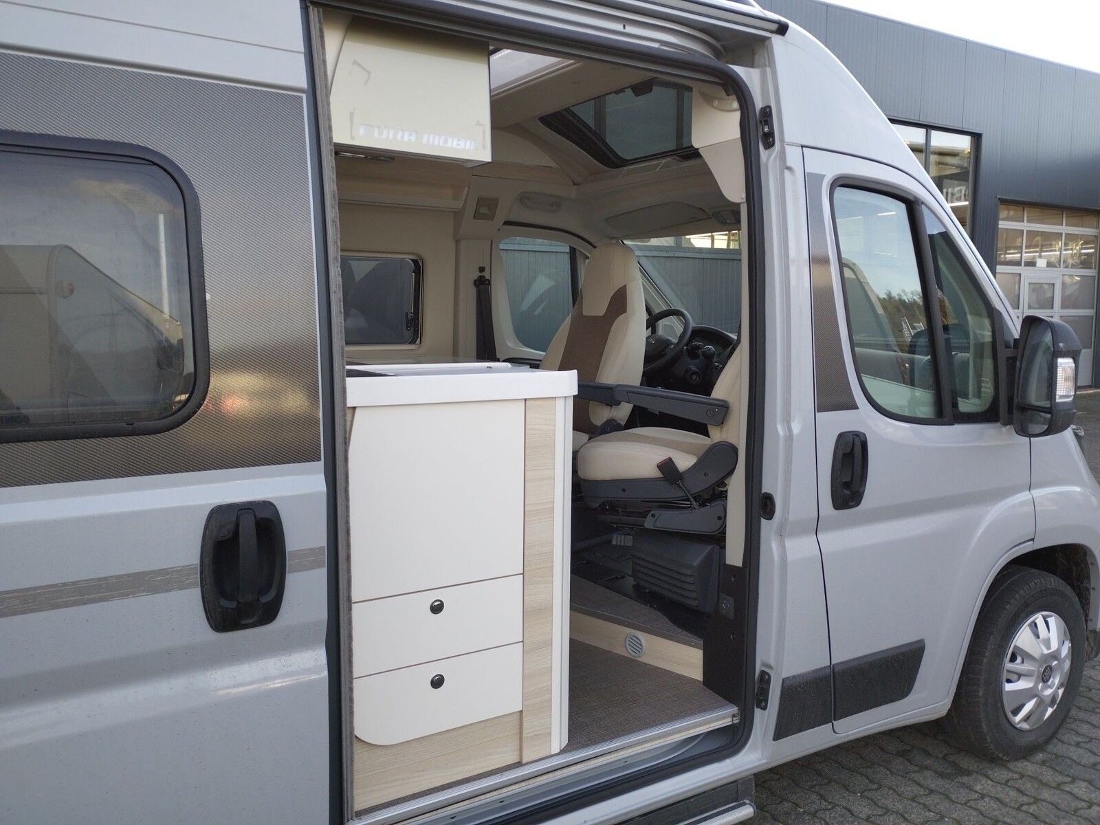 Fahrzeugabbildung Eura Mobil Van V 595 HB Alufelgen, RFK, Captain-Chair-Sitze