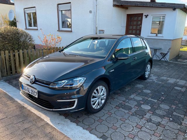 Volkswagen e-Golf 7  Navi LED Carplay Schnellladen 1.Hand