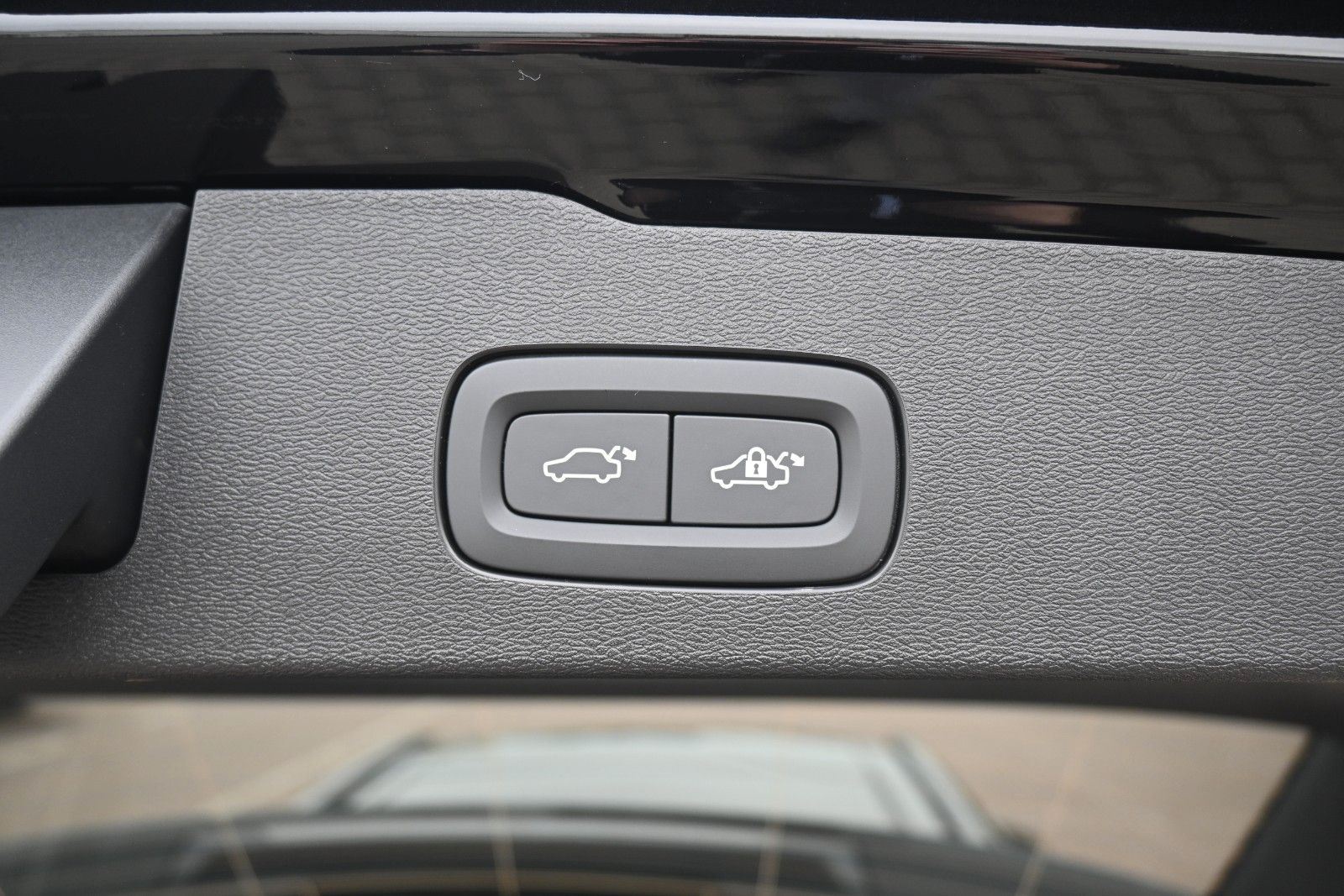 Fahrzeugabbildung Volvo V60 B4 DKG Ultra Dark*B&W*Massage*ACC*AHK*20"