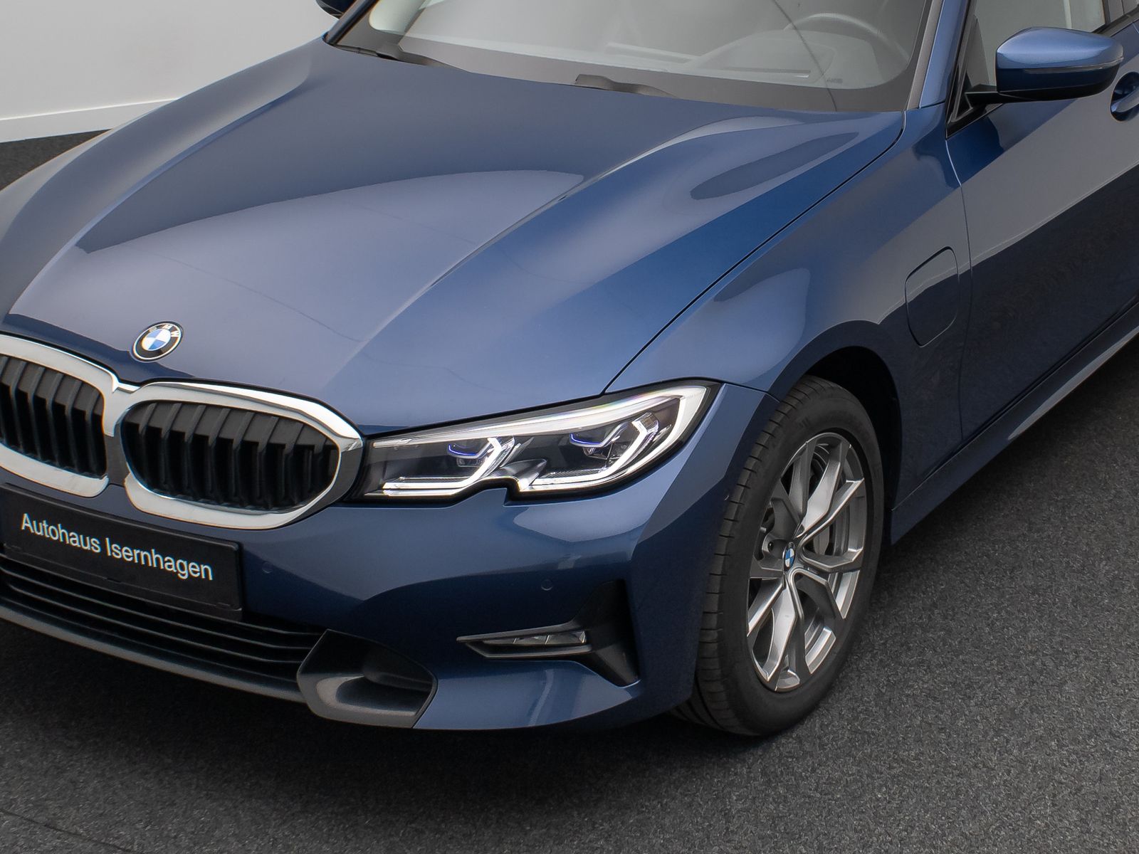 Fahrzeugabbildung BMW 330e  Sport Line Kamera DAB Laser HUD H/K Alarm