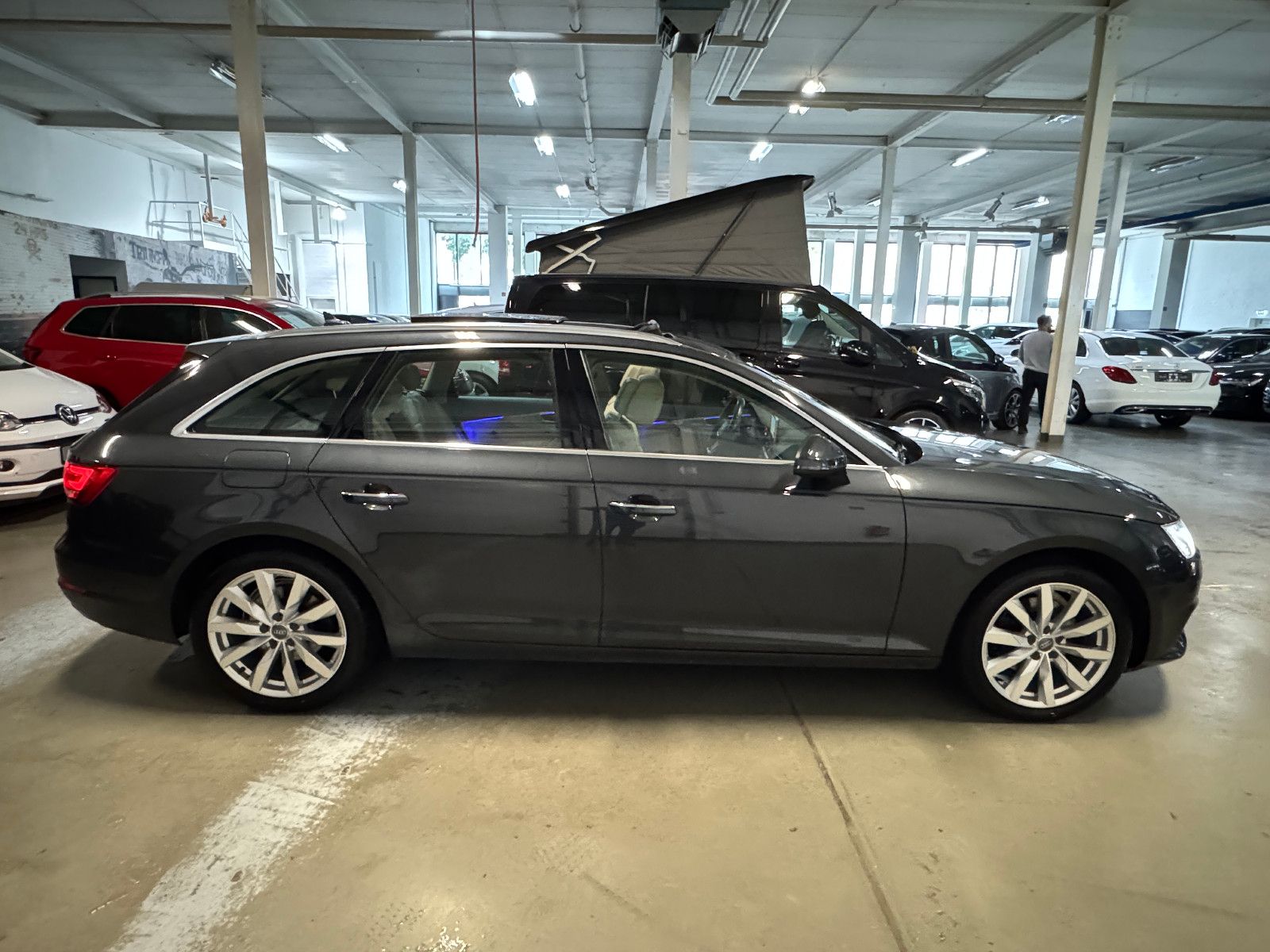 Fahrzeugabbildung Audi A4 Avant DESIGN S-TRONIC PANO STHD AHK LEDER