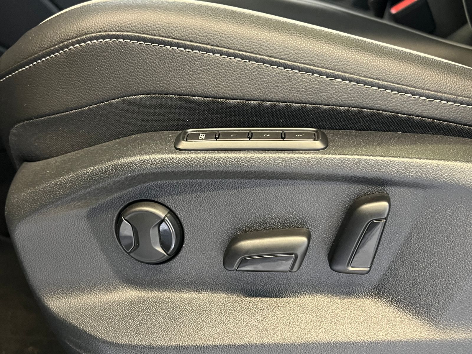 Fahrzeugabbildung Volkswagen Tiguan R-Line 2.0 TDI DSG 4Motion *Matrix-LED, P